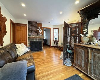 Large, Comfortable & Conveniently located Home - Danvers - Living room