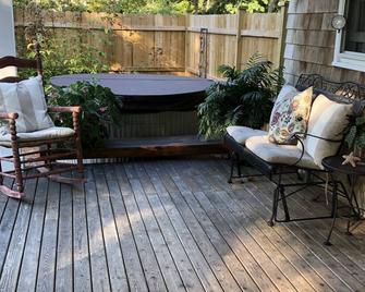 Totally restored charming Sunny Hamptons home with heated salt water pool. - Westhampton - Terasa