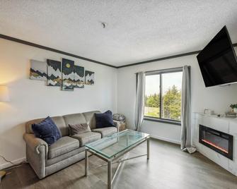Cozy Snowshoe Condo Rental Walk to Chair Lift! - Snowshoe - Living room