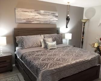 Spacious home 28 miles from Downtown Chicago - Hammond - Bedroom