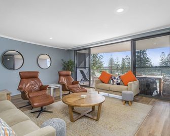 Flightdeck 301 5-7 Clarence Street - Port Macquarie - Living room
