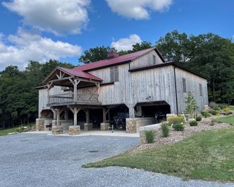 RV lot Hook Up, 5 minutes off I 80. Peacefully hidden behind our vintage barn. - Loganton - Building