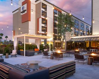 DoubleTree by Hilton San Bernardino - סן ברנרדינו - פטיו