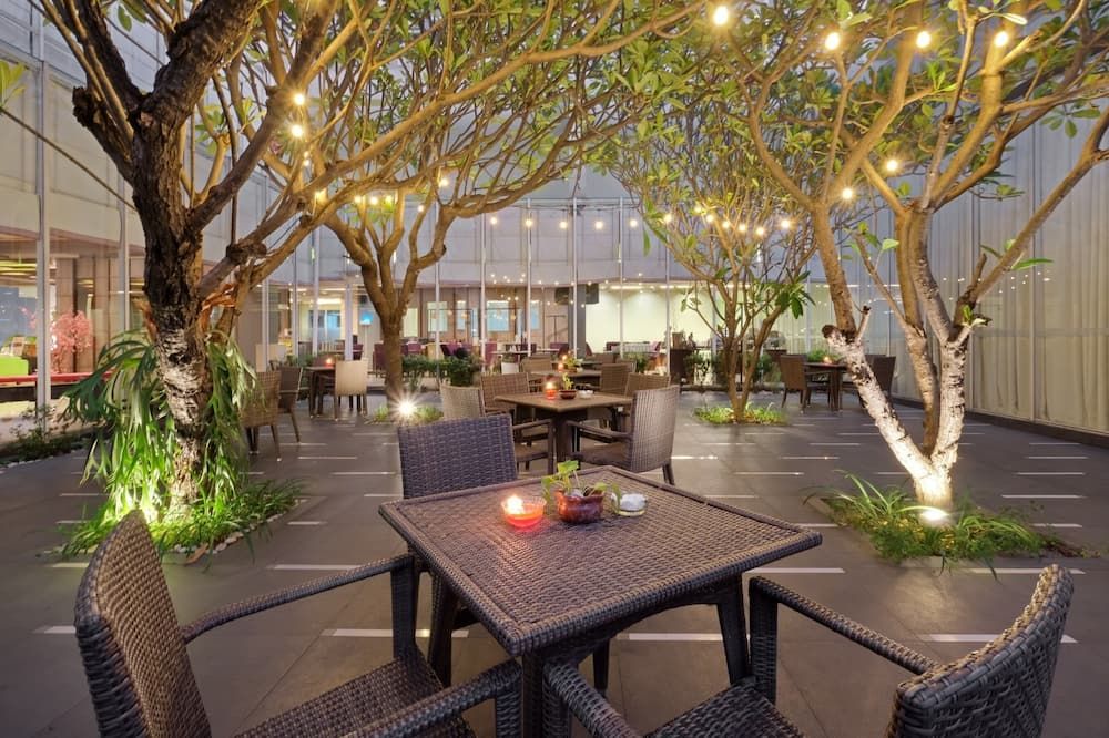 Quest Hotel Simpang Lima - Semarang By Aston - סמראנג - פטיו