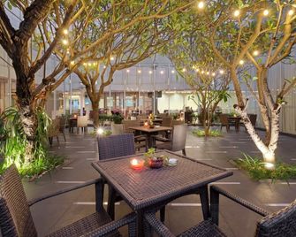 Quest Hotel Simpang Lima - Semarang By Aston - Semarang - Innenhof