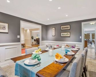 Gorgeous Creek Side Ranch-Style Estate With Dock - Grasonville