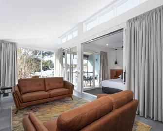 Clare Hillside Apartments - Clare - Living room