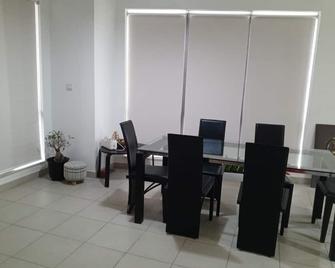 Apartment In Lovely Dubai Al Bada With Wifi, Ac - Garhoud - Dining room