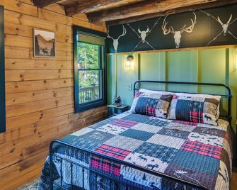 Fairhaven Harbor-Front Gem - Steps From the Water! - Fairhaven - Schlafzimmer