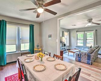 Centrally Located Lawton Home Dogs Welcome! - Lawton - Dining room