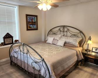 Mayo Lake Lower Unit Highend, Clean, Updated - Roxboro - Спальня
