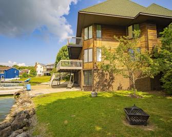 Immaculate & Spacious Lakefront Home - Findley Lake - Building