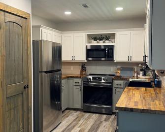 Cozy Ranch Style Home - Minutes from the Lake, with boat parking! - Eufaula - Kitchen