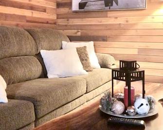 Cozy Waterfront Cottage near Huntsville, Algonquin park - Kearney - Living room