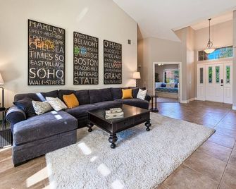 Desert Rock Vacation Retreat, 2 miles to Indian Wells Tennis, Prvt. Pool & Spa, Misters!- 2BD#111252 - La Quinta - Living room