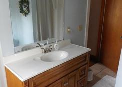 Historic 2 Bedroom sleeps 6 Tastefully Decorated, ~AC~Apartment - Block Island - Bathroom