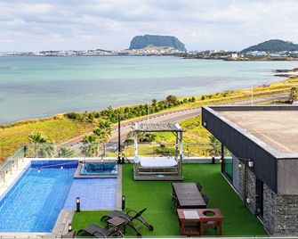 Jeju Attirance Hotel & poolvilla - Seogwipo - Pool