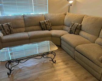 Newly Renovated Downtown Apartment - Martinez - Living room