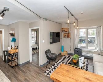 203 - Downtown 1 Bedroom Apartment - Appleton - Living room
