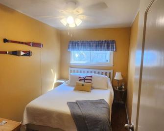 Tranquil waterfront retreat 3-bedroom house with WiFi in charming Bath NY - Bath - Chambre