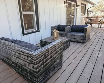 Spacious 4 bedroom Guest House - Clare - Patio