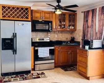 Escape to Serenity: Charming One Bedroom Villa with Private Beach Access! - Cockburn Town - Kitchen