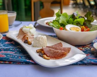 Coriacea Boutique Resort - Mai Khao - Food