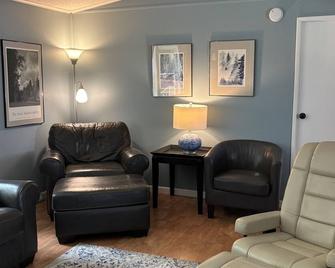 Gwinn- Little Lake - Pristine Lakeside Home. Great all season getaway! - Gwinn - Living room