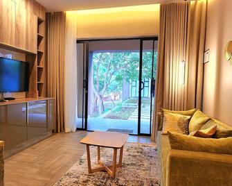 InstaHomes by Tru - Garden Suites - Blantyre - Living room
