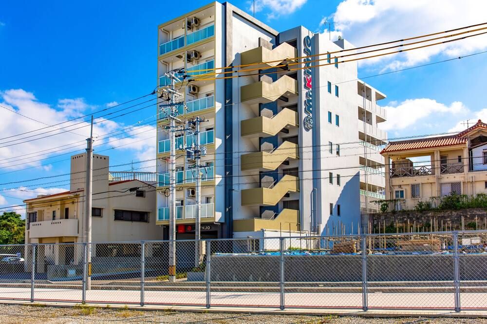 Mr.Kinjo Inn In Front Of Children Medical Care Center - Yonabaru - Bâtiment
