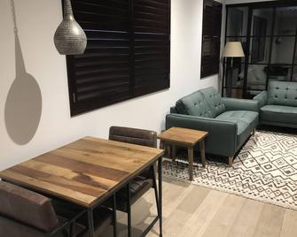 Timber Door Luxury Accommodation Geelong - Geelong - Living room