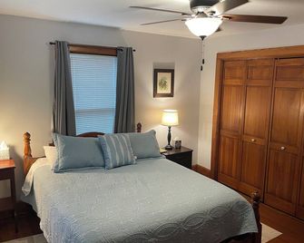 The Adolphus - 4 Bedrooms, 2 Baths. Sleeps 8 comfortably! - Oak Harbor - Bedroom