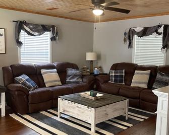 Cabin near boat ramp at Sardis Lake - Batesville - Wohnzimmer