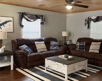 Cabin near boat ramp at Sardis Lake - Batesville - Sala de estar