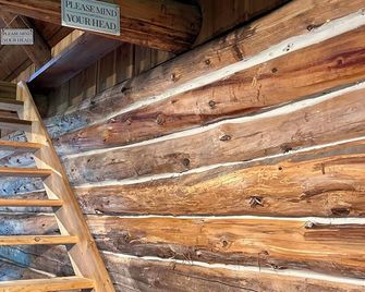 John Wayne Cedar Oasis - Alliston - Stairs