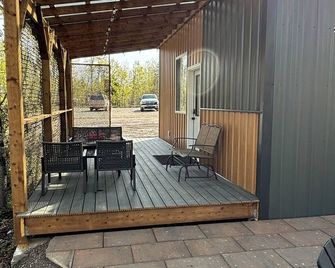Payne Lake Wilderness Huts - Duck Blind - Mountain View - Patio