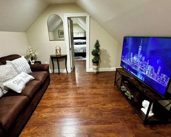 Private Cozy Apartment - Only 5 min Away from Newark Airport and 30 min to NYC - Elizabeth - Living room