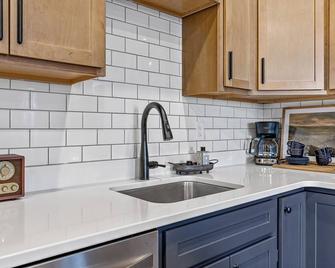 Modern + Historic - 'Williams Suite' Overlooking Dt Williamsburg, Ia - Williamsburg - Kuchyň
