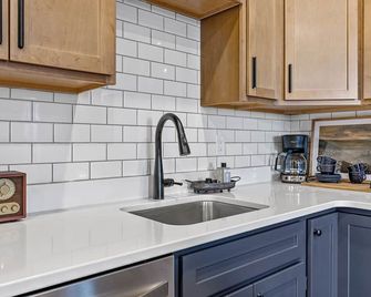 Modern + Historic - 'Williams Suite' Overlooking Dt Williamsburg, Ia - Williamsburg - Kitchen