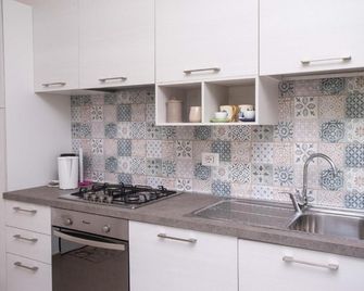 S160 - Sirolo, nuovissimo bilocale con terrazzo - Sirolo - Kitchen