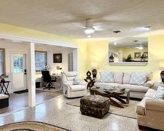 Lakeview house with old Florida feel close to everything fun in Central Florida - Leesburg - Huiskamer