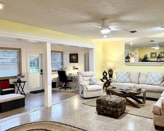 Lakeview house with old Florida feel close to everything fun in Central Florida - Leesburg - Huiskamer