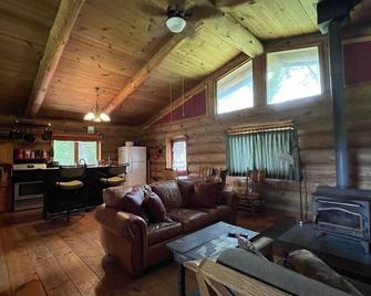 Log Cabin with Brand-new Hot Tub! W/ Pool Table - Near Downtown Cape and Casino - Cape Girardeau - Living room