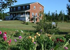 Quiet elegance, tranquil country on lakefront. - Hillsborough