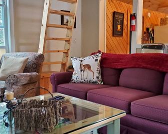 Cute, cozy cottage near lakes, rock climbing, restaurants, trails and fishing. - Hebron - Sala de estar