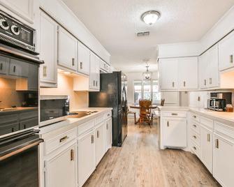 Hot Tub, Privacy, Sleeps 11 & Tons Of Space! - Lubbock - Kitchen