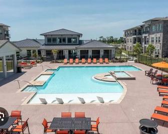 Beachside Bungalow near Galveston w/ Pool & Parking - Texas City - Pool