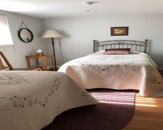 Whispering Pines - Elkhart - Bedroom