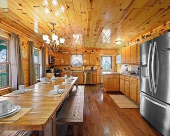 Log Cabin, View, Private 5 Acres, Hot Tub, Firepit, Family Retreat, 4br 3ba, Sleeps 12 - Kodak - Kuchyň