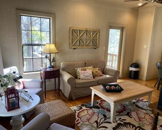 Elevate Your Holidays: Glamping at Cypress Creek Cottage, Texas' Hidden Gem - Wimberley - Living room